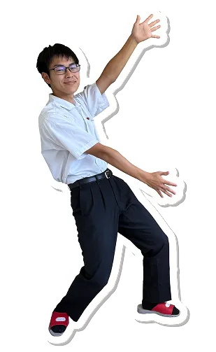 男子学生が夏の制服を着て、笑顔で両手を広げてポーズを取っている