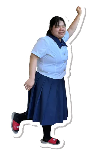 女子学生が夏の制服を着て、片足を後ろに上げ、片腕を空に伸ばして楽しそうにポーズをしている