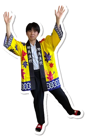 女子学生が夏の制服の上にハッピを着て、楽しそうに万歳のポーズをとっている。