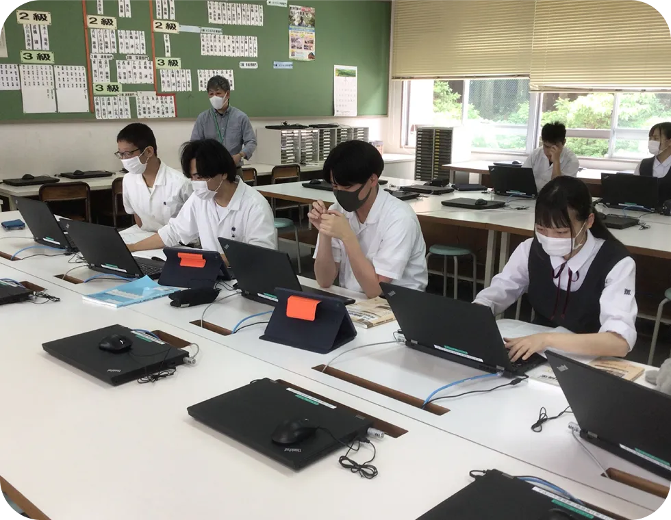 パソコン教室で授業を受ける学生たち